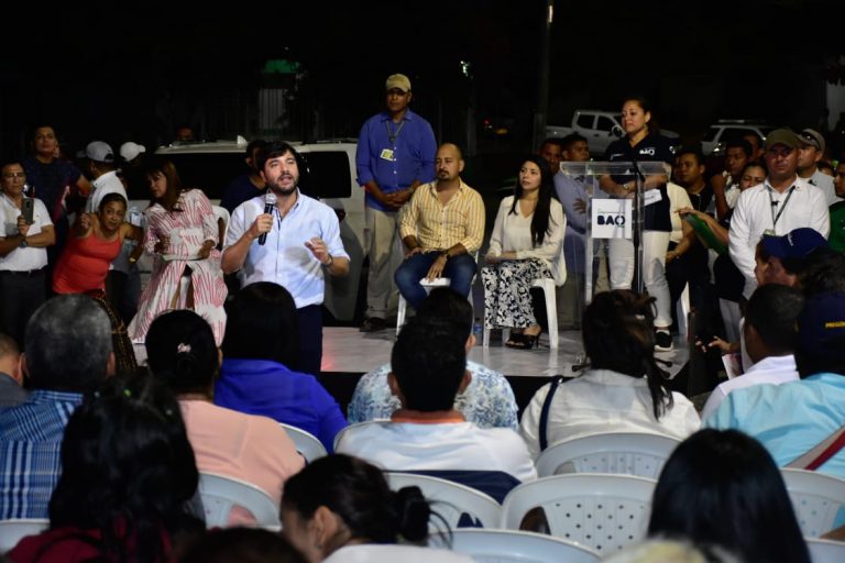 Alcalde en su intervencion durante la felicitaciòn a la comunidad por la unión y el trabajo colaborativo.