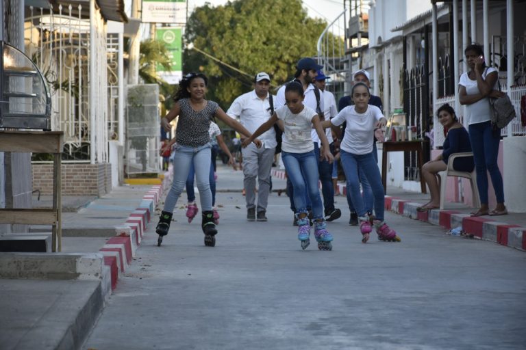 Habitantes recorriendo las calles recuperadas