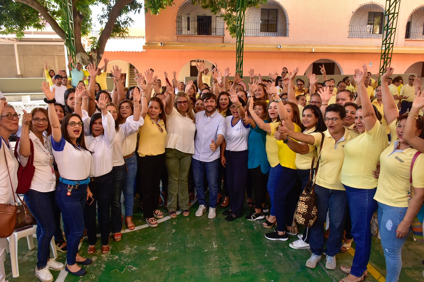 Alcalde en compañia de docentes durante la bienvenida al 2020