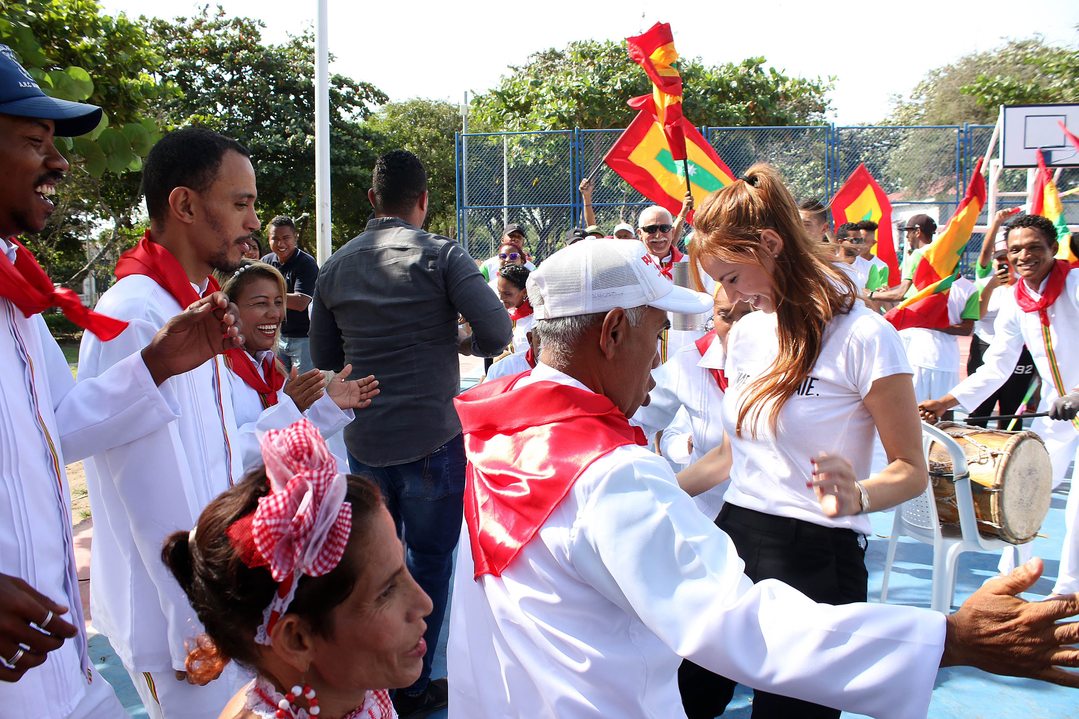 Primera dama bailando con participantes de comparsa salon burrero