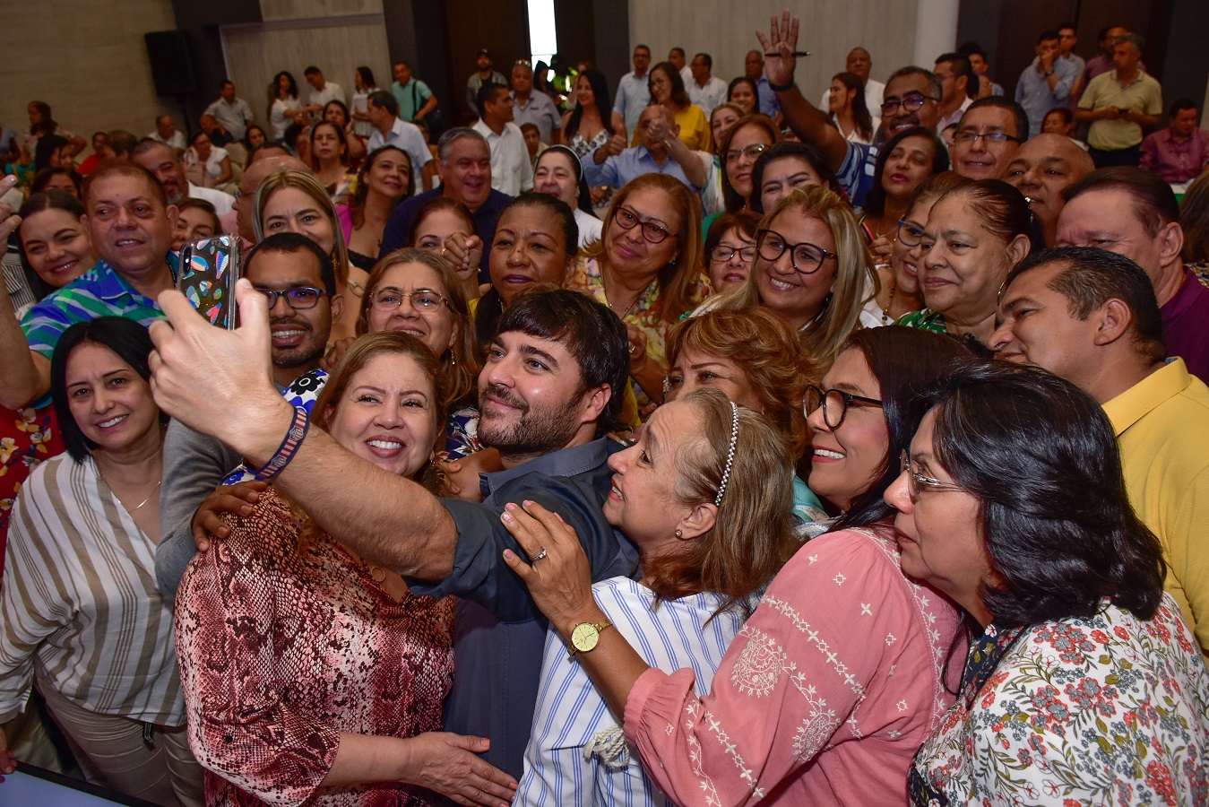 Alcalde tomandose fotos en compañia de rectores de colegios distritales