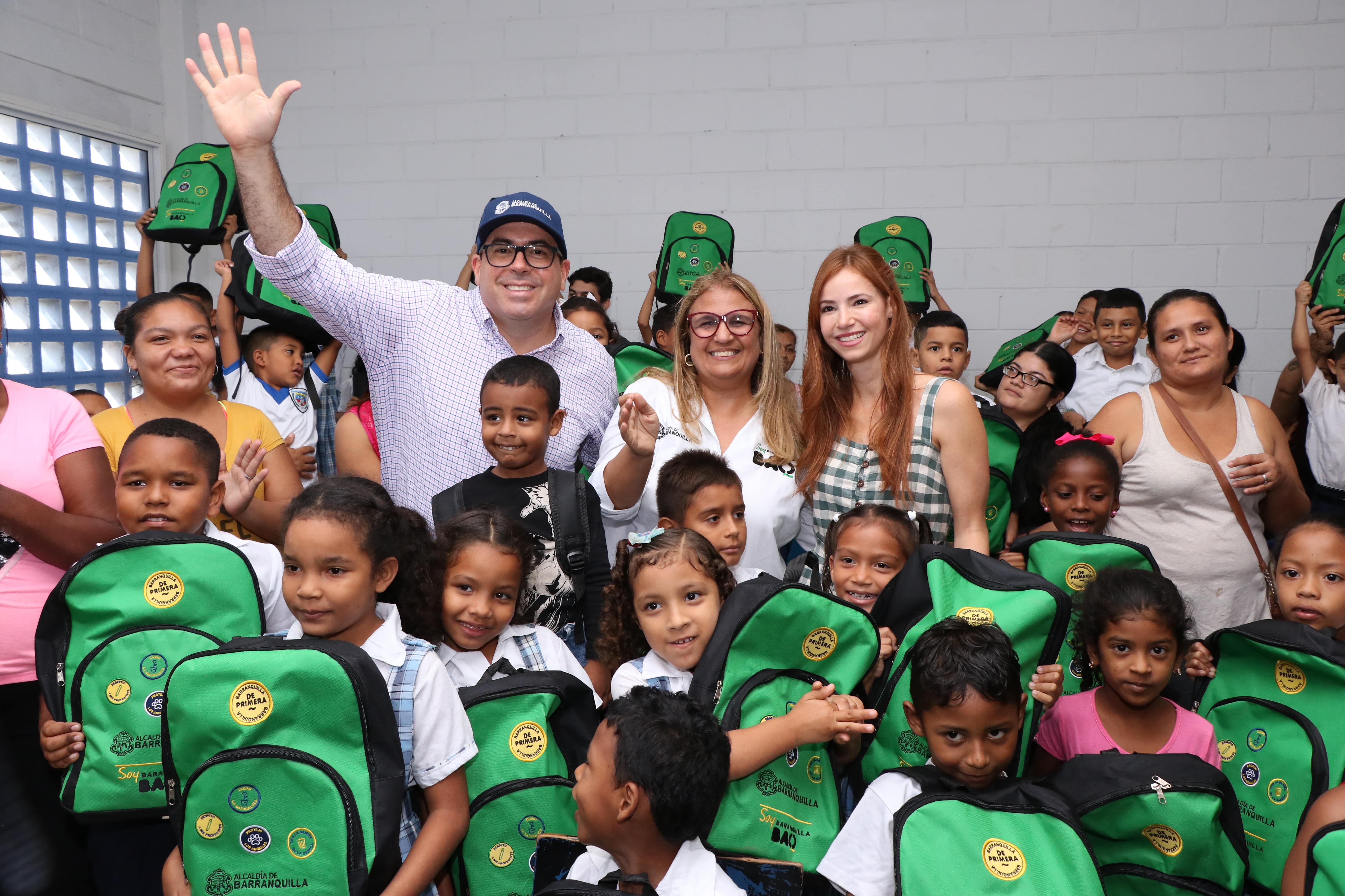 Primera dama con niños en jornada de entrega de kits escolares