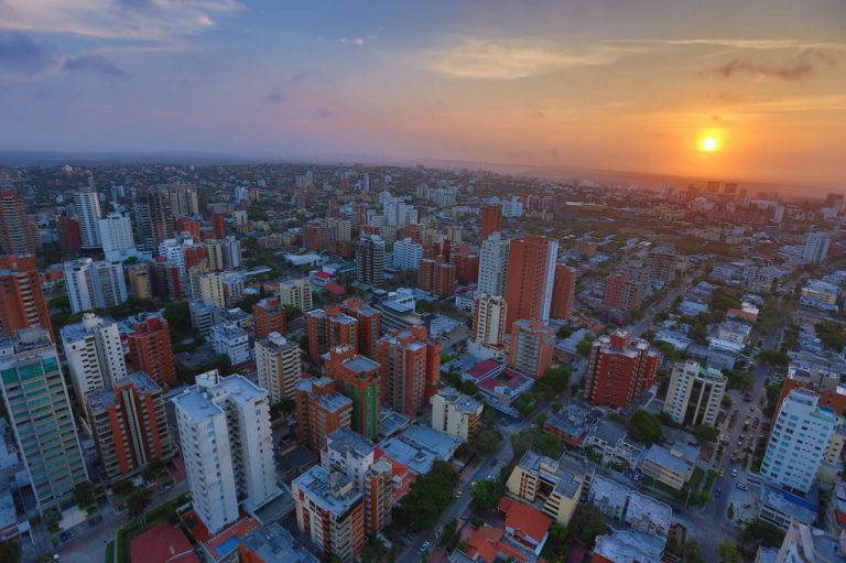 Panorámica edificios atardecer Barranquilla