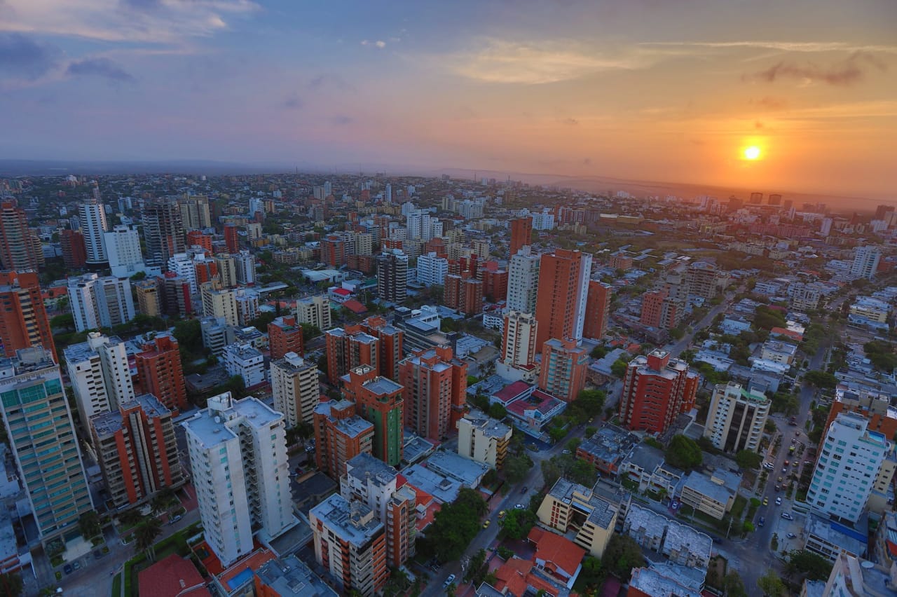 Panorámica edificios atardecer Barranquilla