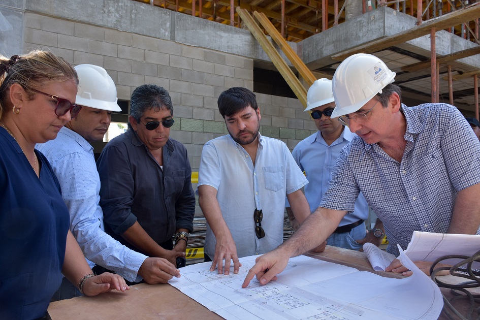 Alcalde revisando planos durante insteccion en Calixto Alvarez