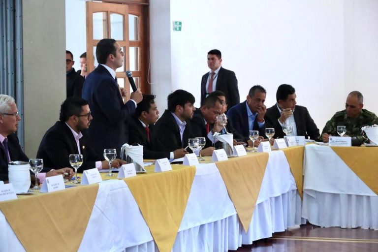 Alcalde en junta de seguridad