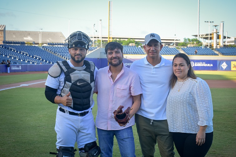 Alcalde con primera dama y secretario de deportes en el lanzamiento de la primera pelota