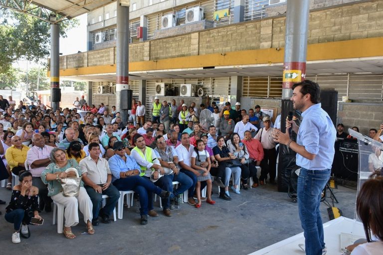 Alcalde dirigiendose a estudiantes de colegio