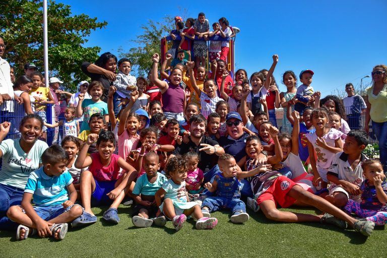 Alcalde rodeado de niños en entrega de parque lineal