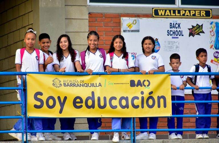 Estudiantes en pasillo de colegio