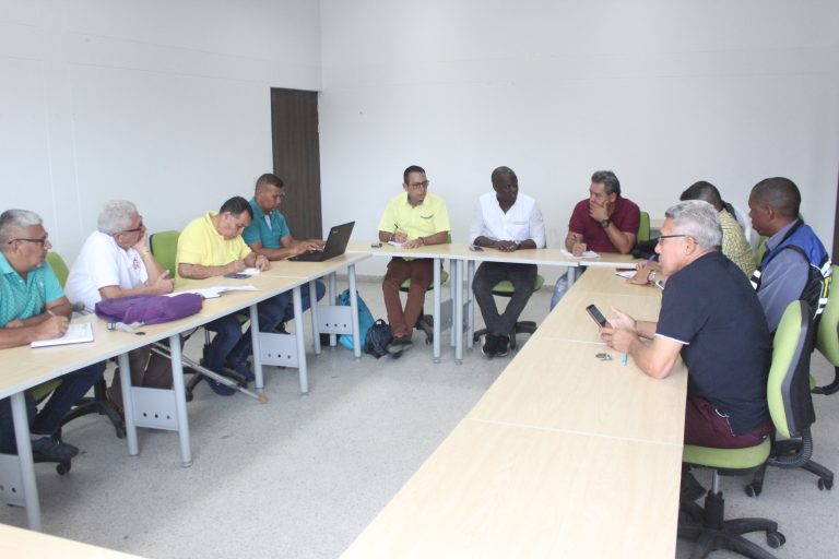 Mesa de trabajo entre jefe de oficina y asocomal