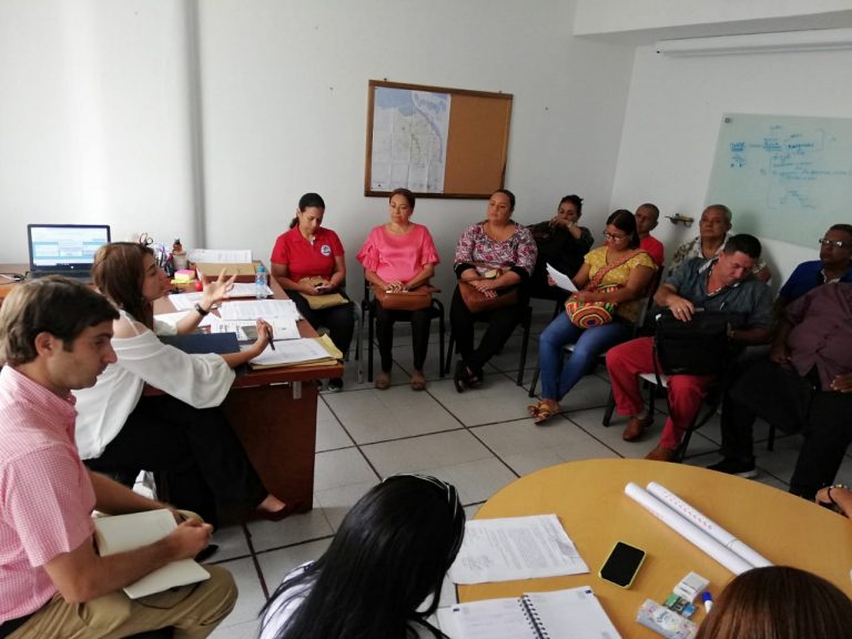 Mesa de trabajo entre comerciantes de las sillas