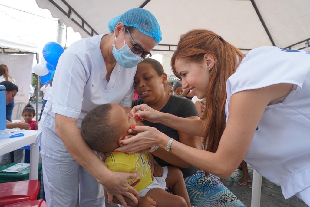 Primera dama saludando a niño en jornada de vacucnaciòn