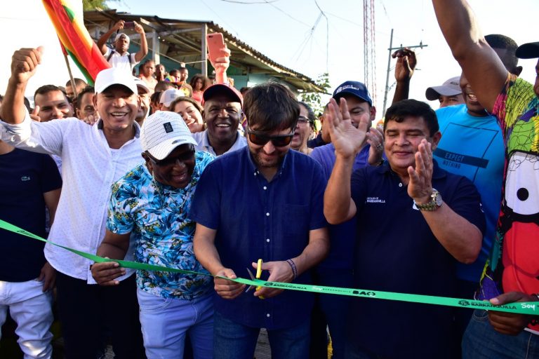 El alcalde Jaime Pumarejo y el secretario de Obras Públicas, Rafael Lafont durante el corte de cinta.