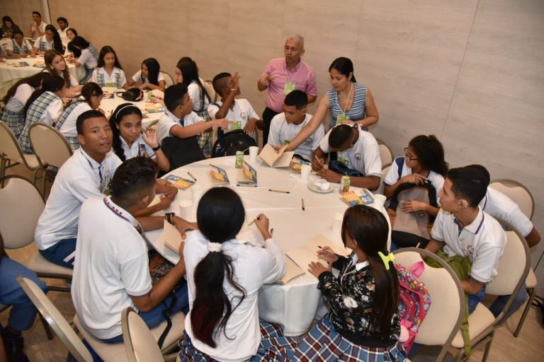 Estudiantes del colegio Salvador Suárez, durante la jornada de inducción de BID Campu