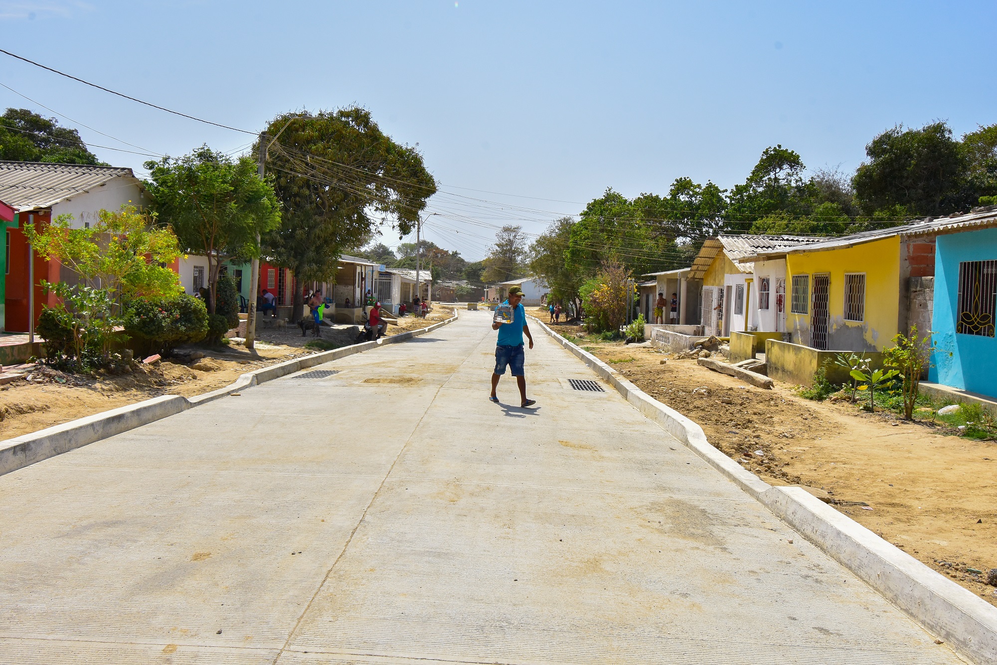 Ciudadano transitando sobre calles con arroyos canalizados