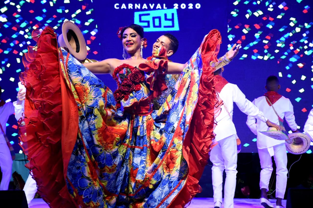 Reina y Rey del carnaval gay en el scenario