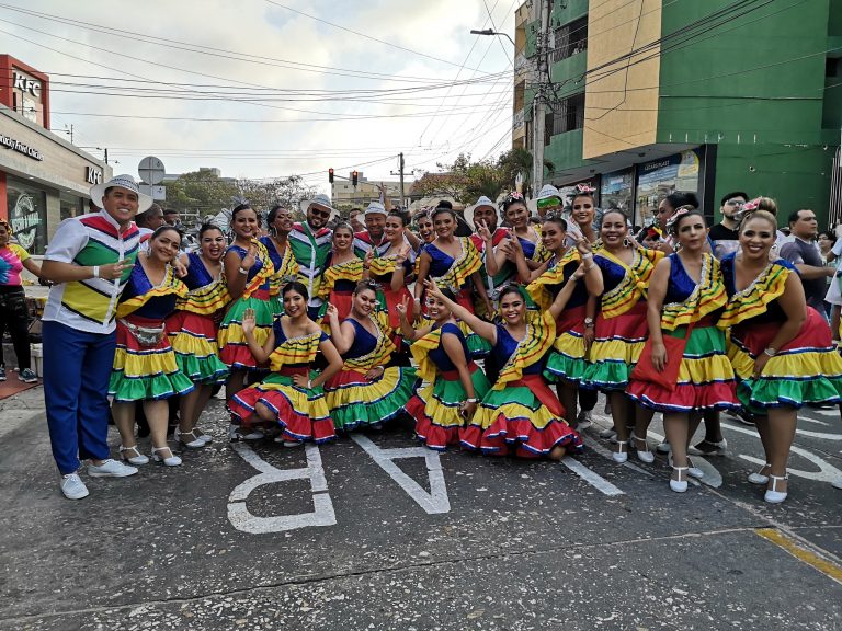 Bailarines de Garabato en via 40