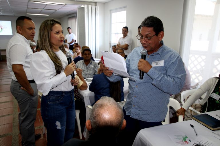 mesa con el secretario de Gestión Social, Santiago Vásquez, y la líder del programa Adulto Mayor, Vianet Niebles.