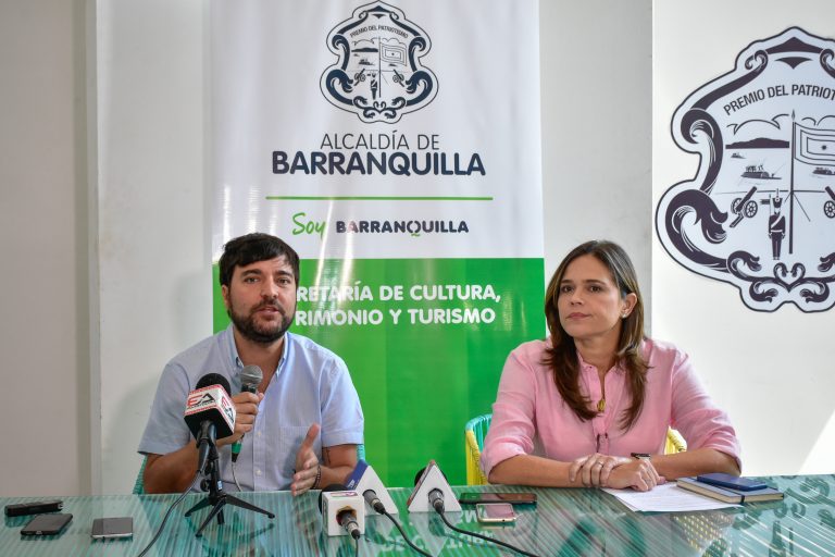 Alcaldde de Barranquilla en compañia de secretaria de cultura durante rueda de prensa