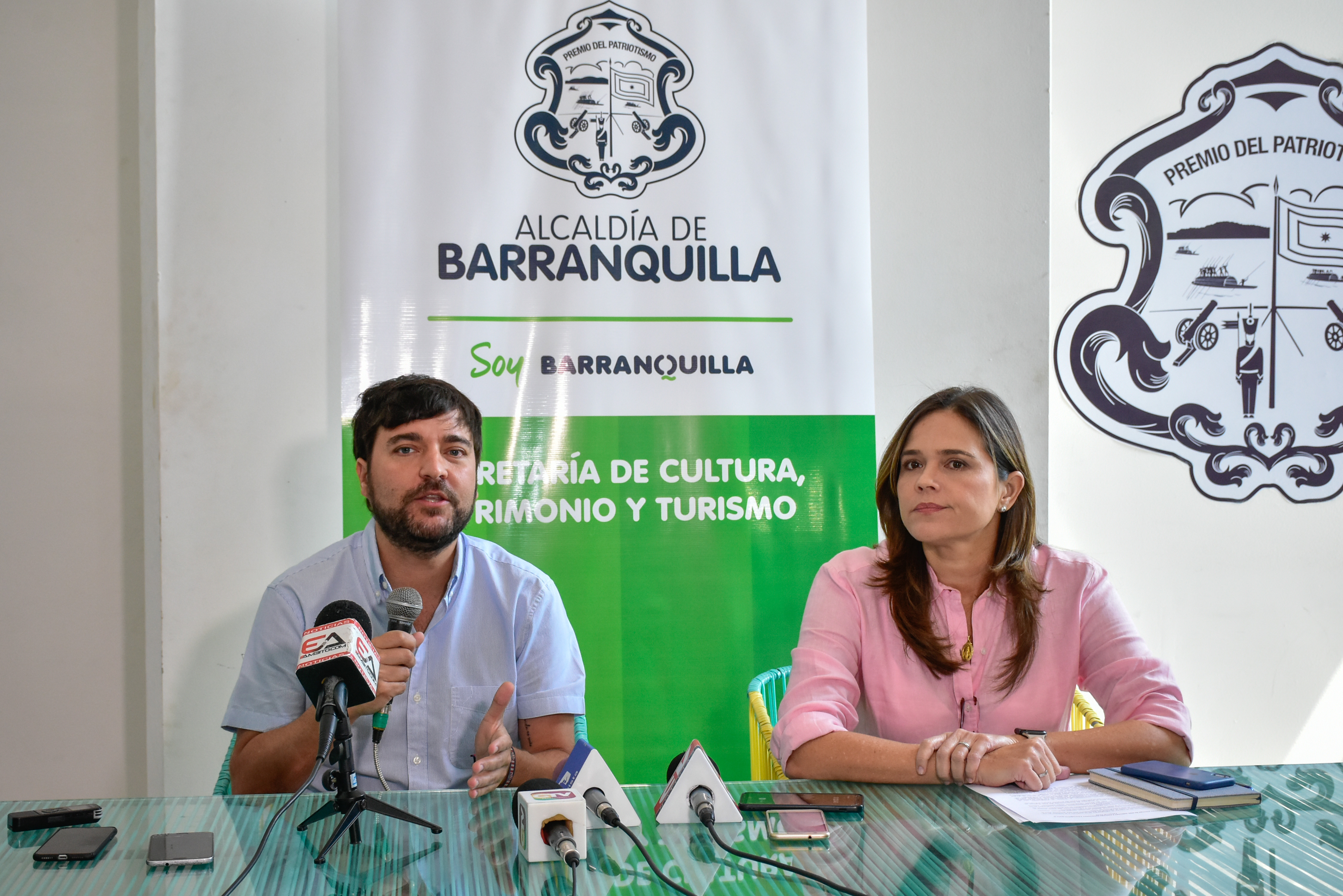 Alcaldde de Barranquilla en compañia de secretaria de cultura durante rueda de prensa