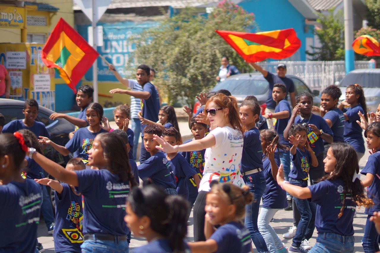 Primera dama acompañando desfile de niños