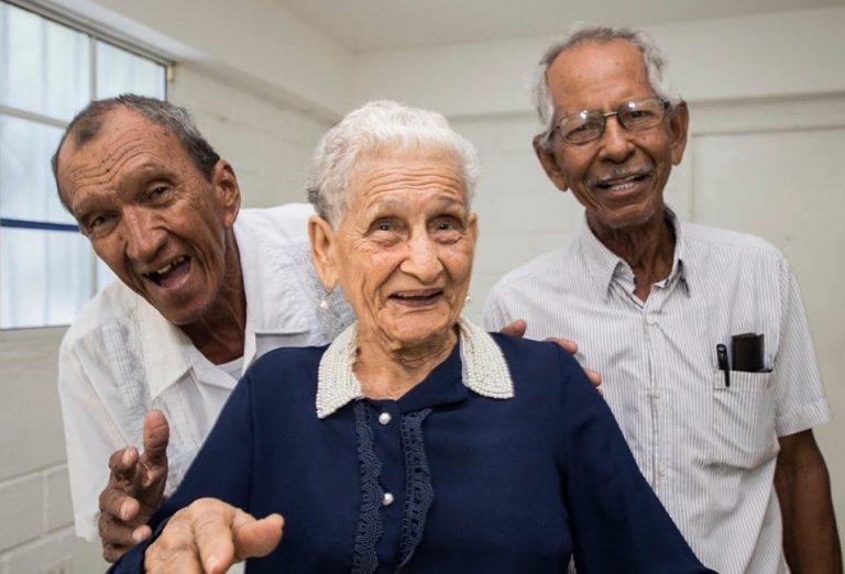 3 adultos mayores sonriendo