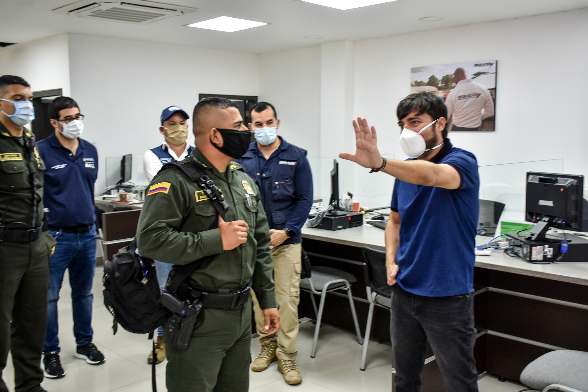 Alcalde conversando con comandante de policia