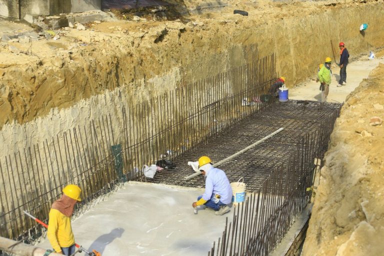 Operarios construyendo infraestructura para canalización de arroyos.