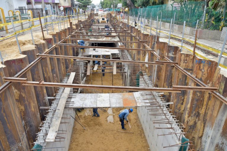 Vista frontal de construcción de canalización de arroyos.