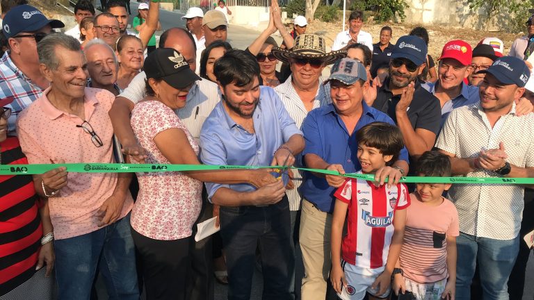 Alcalde cortando cinta de inauguración