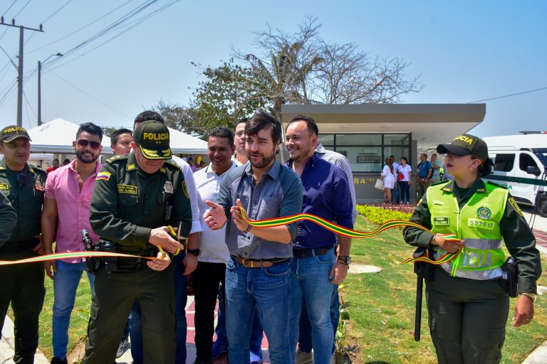 Alcalde cortando cinta de CAI