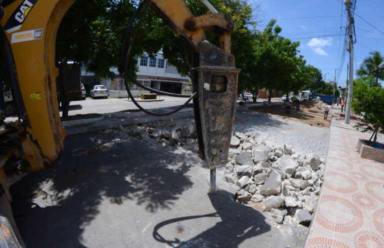 Maquinaria de construcción realizando intervención en calle