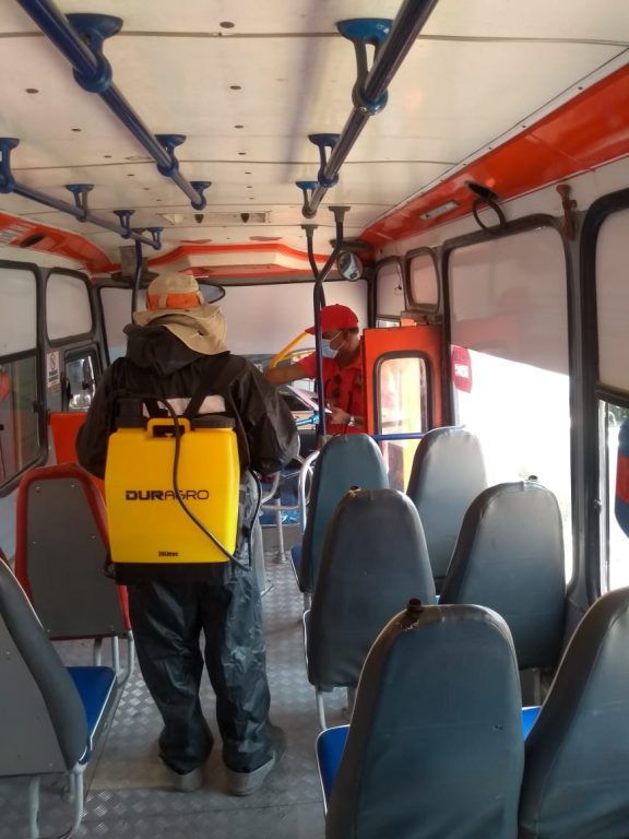 Limpieza de interior de bus de transporte publico