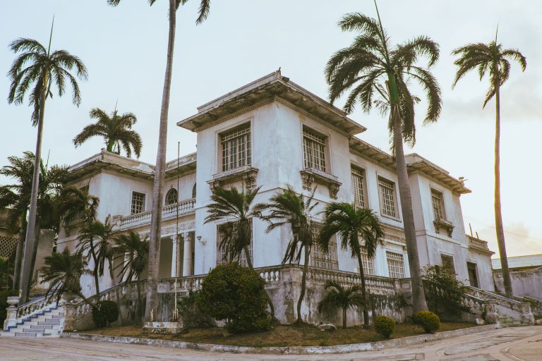 Casona del viejo Prado con Palmeras alrededor