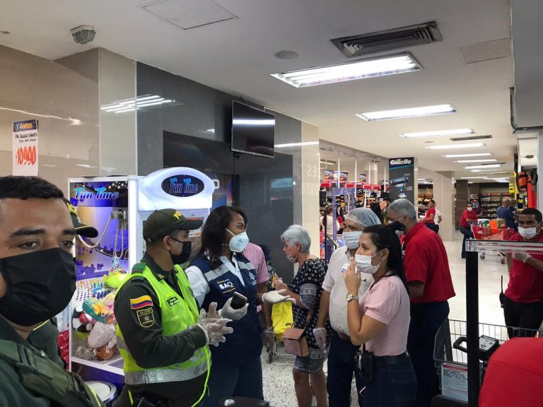 Policia con ciudadania en jornadas de regulación