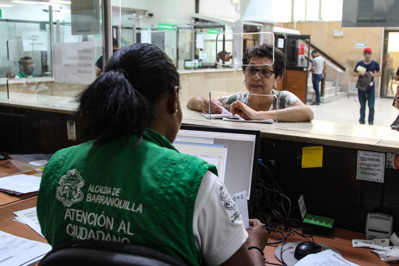 Ciudadana realizando el pago del impuesto predial