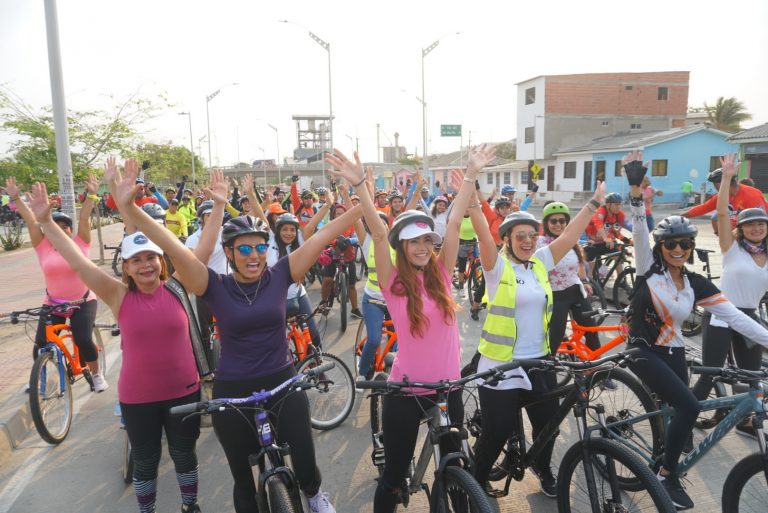 Mujeres en Biciquilla saludando con primera dama