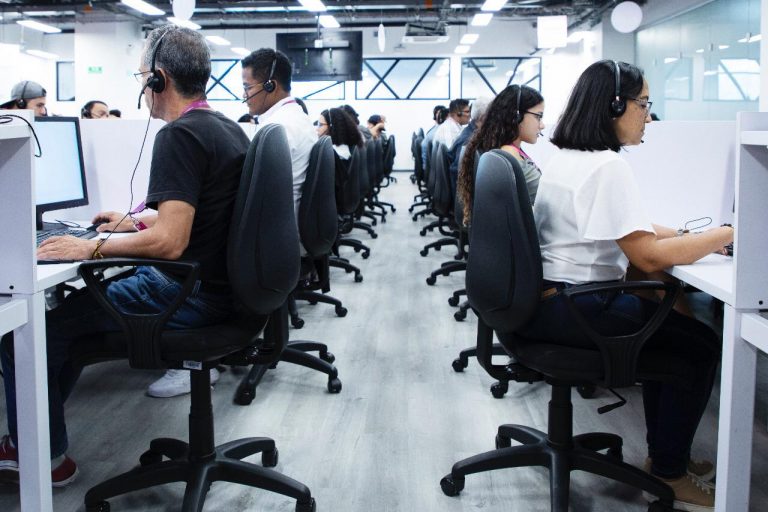 Personas trabajando en oficinas de Call Center