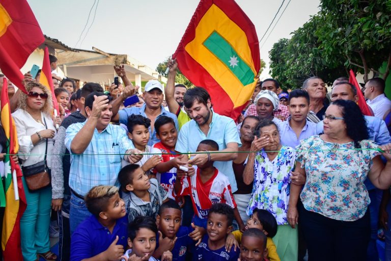 El alcalde durante el corte de la cinta con el secretario de Obras Públicas, Rafael Lafont.