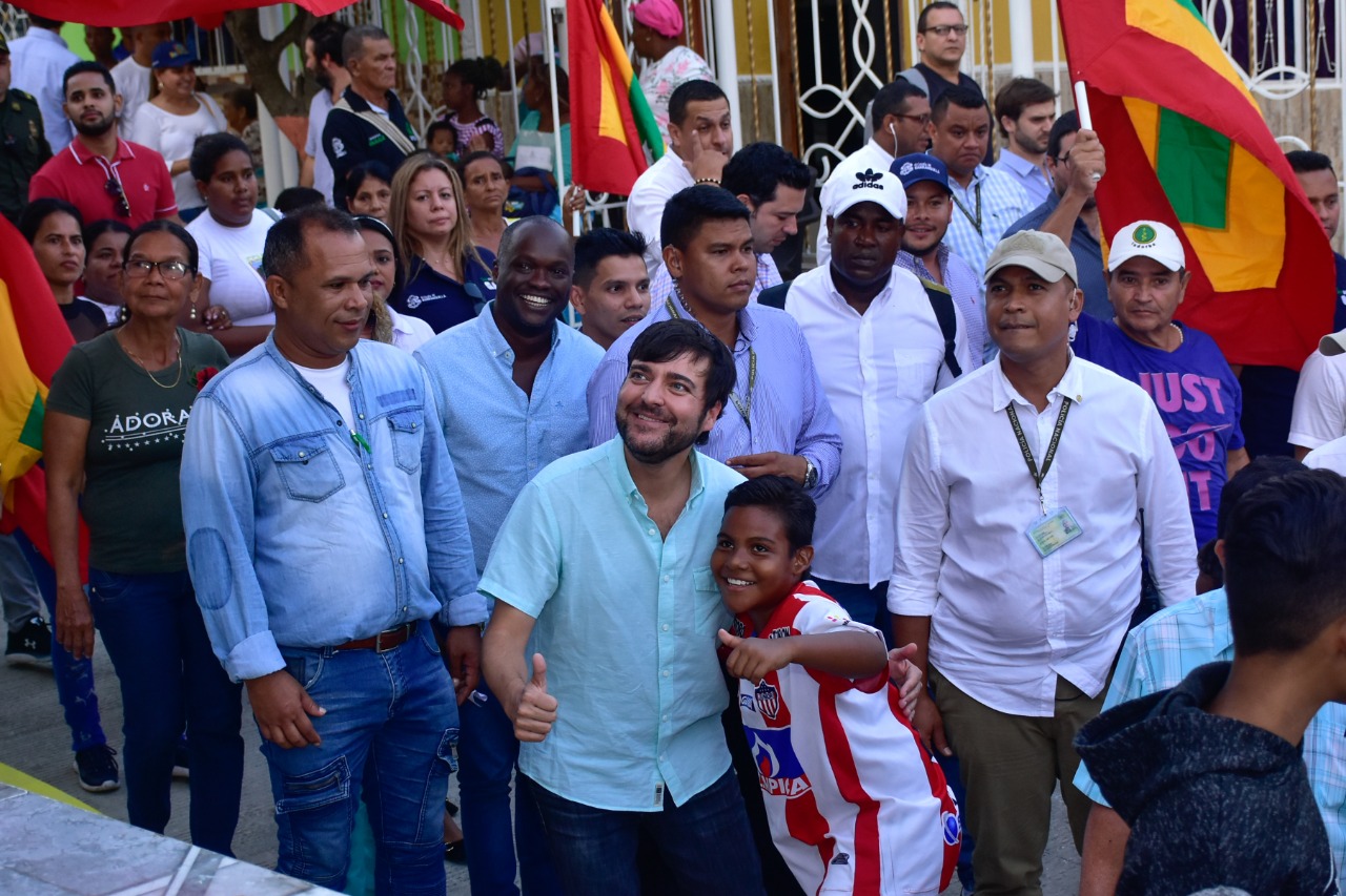 Alcalde saludando a niño durane inauguracion de calle