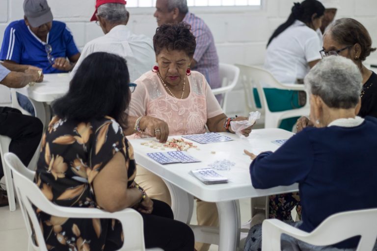 Adultos mayores en actividad con juegos de mesa 