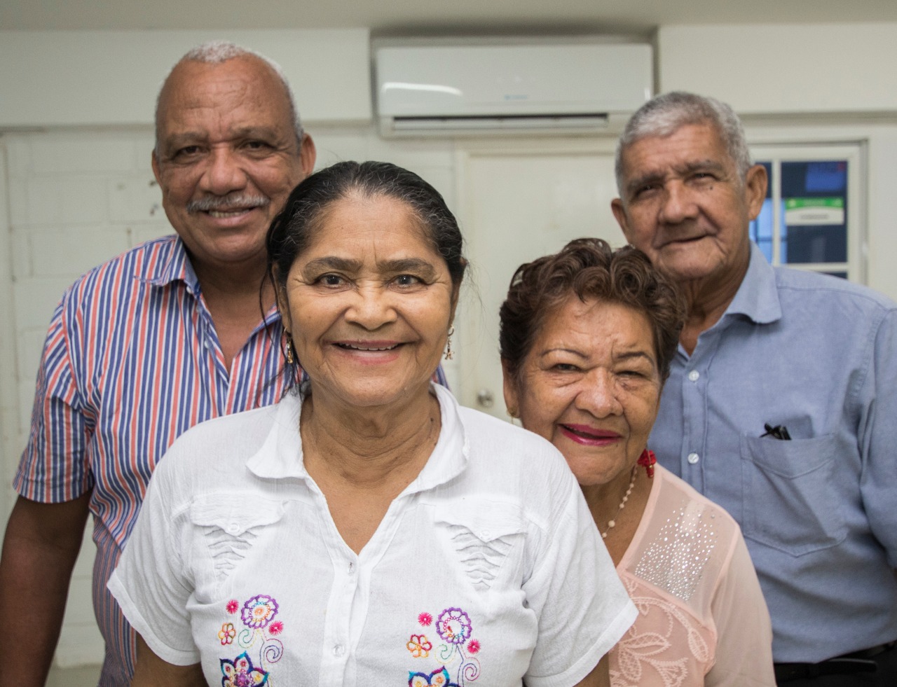 Primer plano de 4 adultos mayores sonriendo