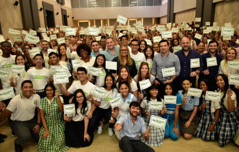 Niños y jovenes estudiantes rodeando a alcalde