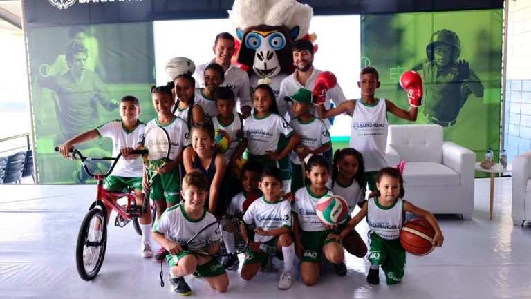 Alcalde con niños que hacen parte de la escuela de formación deportiva