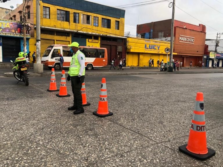 Calle 30 con auxiliar de transito y conos reguladores