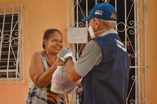 Entrega de auxilios a vendedores