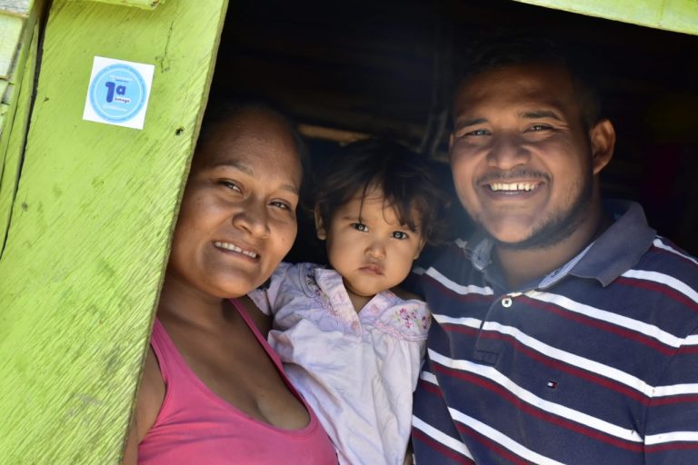 Familia feliz despues de recibir auxilio