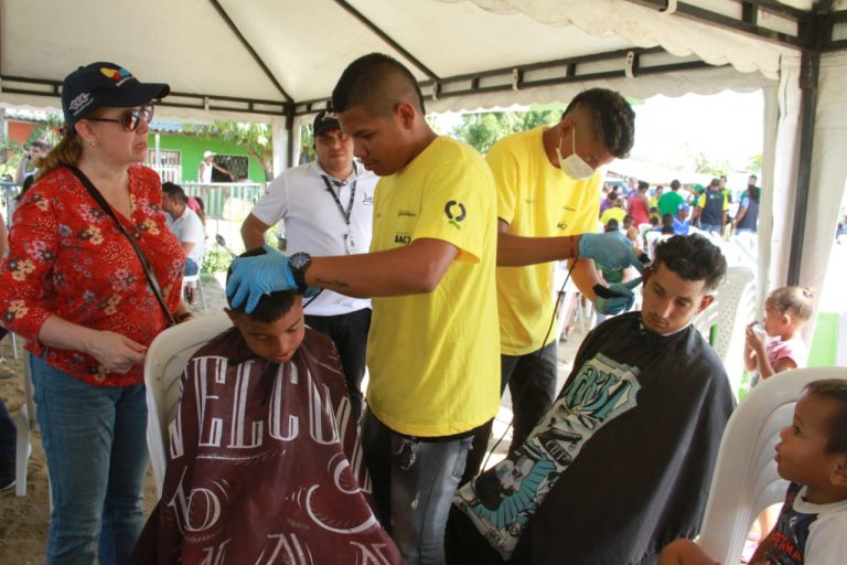 Barberos realizando cortes a comunidad