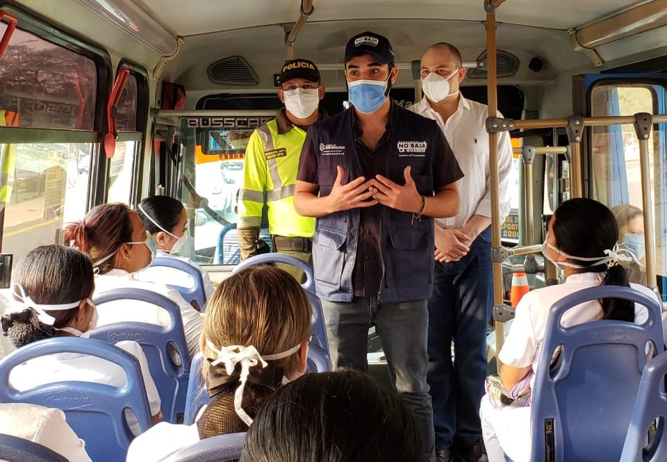 Alcalde Pumarejo dando instrucciones en bus urbano